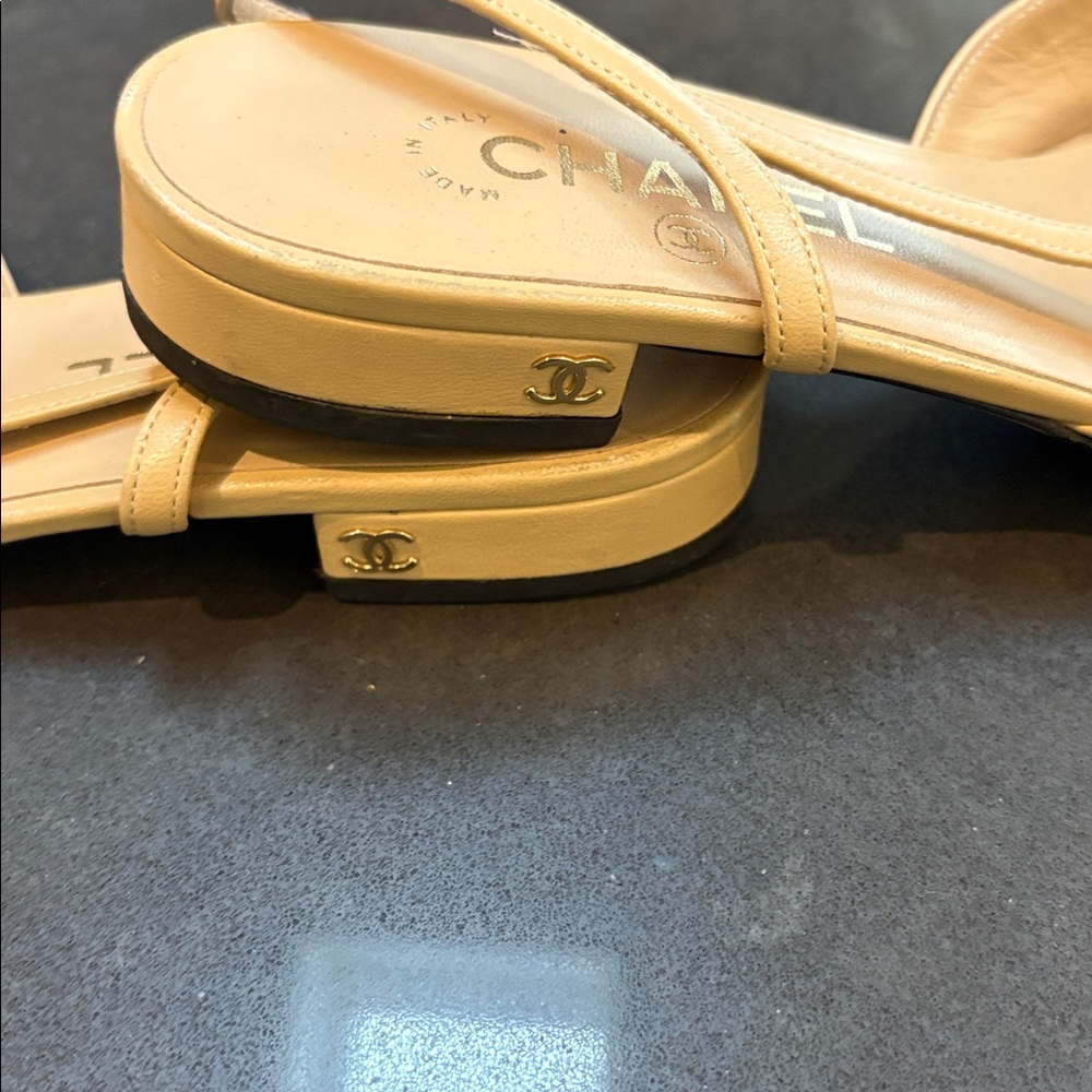 CHANEL Women's Black and Cream Flats - Picture 6 of 8